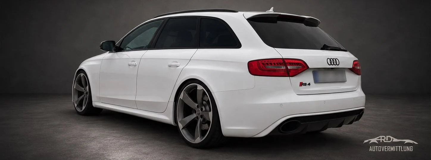 Weißer Audi RS 4 Avant, Heckansicht im Studio