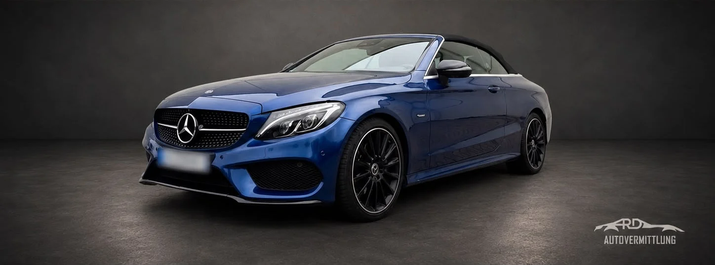 Blaues Mercedes-Benz C-Klasse Cabriolet mit geschlossenem Verdeck im Studio