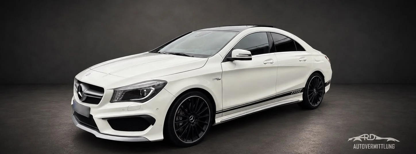 Weißes Mercedes-Benz CLA 45 AMG Coupé, Frontansicht im Studio