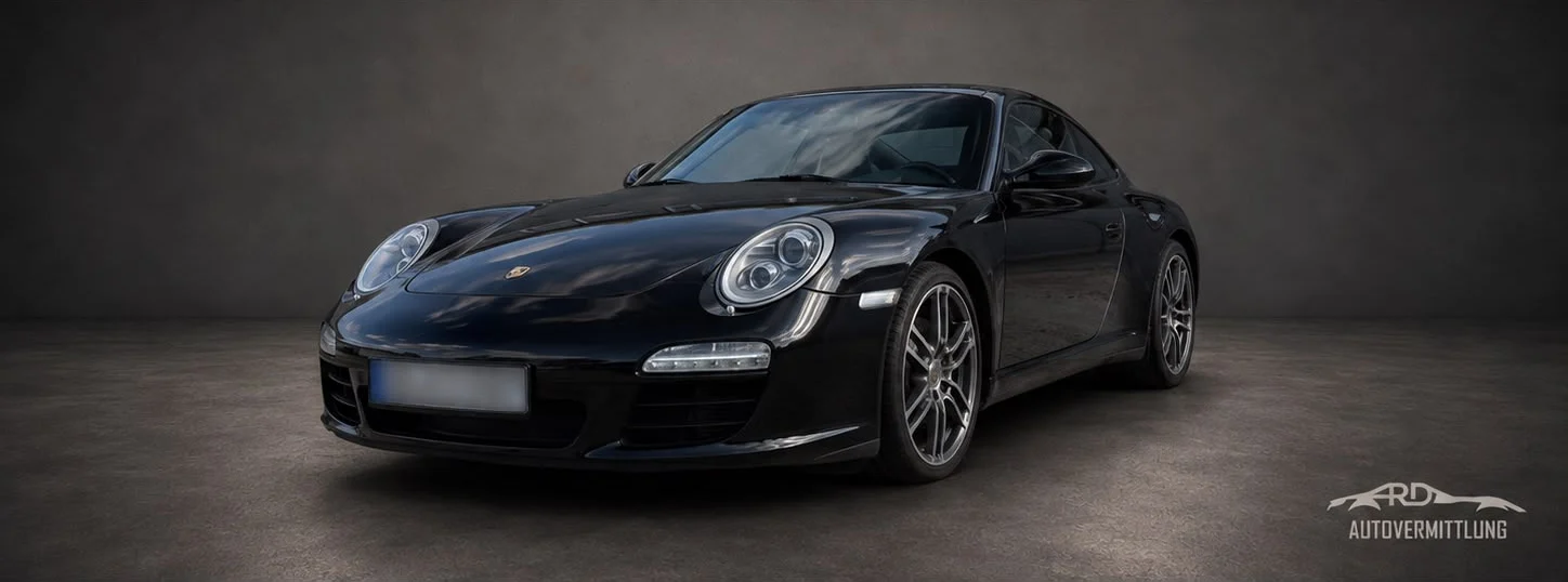 Schwarzer Porsche 911 Carrera Black Edition der Baureihe 997, Frontansicht im Studio