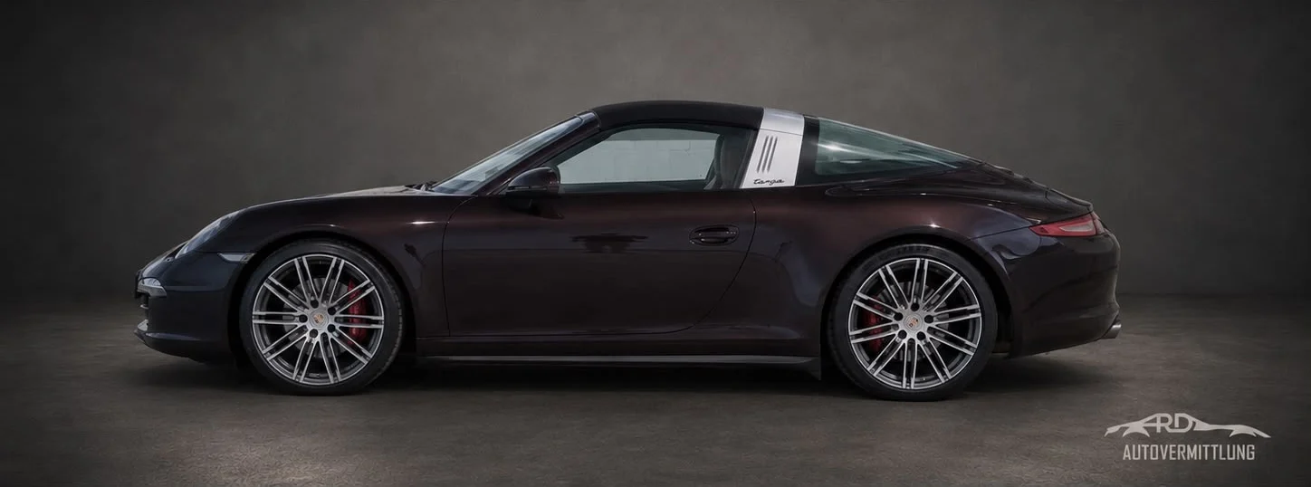 Porsche 911 Targa 4S der Baureihe 991 in Dunkelrot, Seitenansicht im Studio