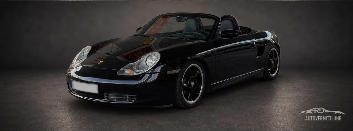 Schwarzer Porsche Boxster der Baureihe 986 mit offenem Verdeck, Frontansicht im Studio